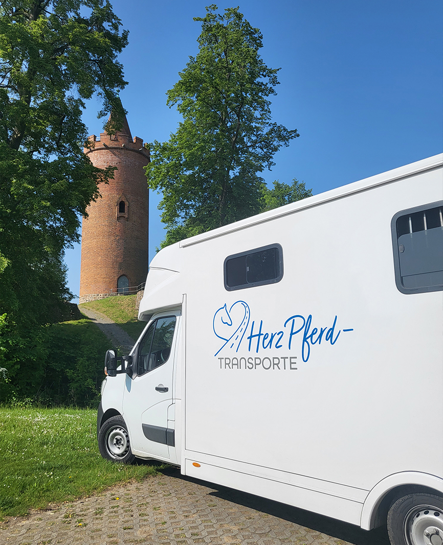 HerzPferd Pferdetransporter steht vor einem Burgturm